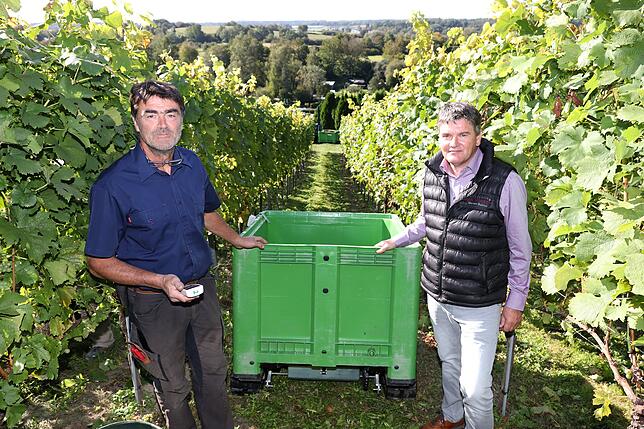 Hubert Gutemann (links) und Tobias Keck mit einer der neuen Ernteraupen.