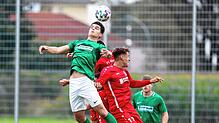 In dieser Szene setzt sich der Bräunlinger Fabian Wehinger im Kopfballduell gegen den Königsfelder Tim Berger durch. Das ...