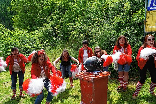 Die Cheerleaders Gigs sorgen für ordentliche Stimmung, hier von links Zdenka Dietlmeier, Carolin Weis, versteckt Sarah von der Geest, ...