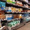 Im Migros in Stein im Aargau, bei der Grenze zu Bad Säckingen: Migros setzt Ferienjobber zum Auffüllen der Regale mit Waren ein.