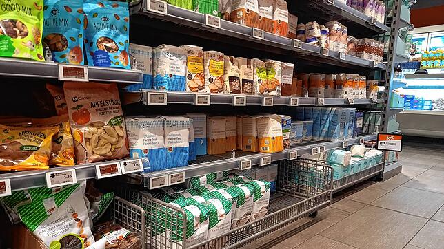 Im Migros in Stein im Aargau, bei der Grenze zu Bad Säckingen: Migros setzt Ferienjobber zum Auffüllen der Regale mit Waren ein.