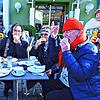 Bevor der Umzug beginnt, stärken sich Sabine Mohorn (von links), Jutta Schneider und Sieglinde und Werner Tröltsch im Straßencafé mit ...