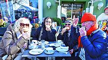 Bevor der Umzug beginnt, stärken sich Sabine Mohorn (von links), Jutta Schneider und Sieglinde und Werner Tröltsch im Straßencafé mit ...