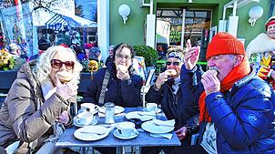Bevor der Umzug beginnt, stärken sich Sabine Mohorn (von links), Jutta Schneider und Sieglinde und Werner Tröltsch im Straßencafé mit ...
