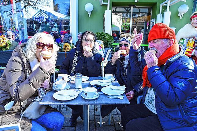 Bevor der Umzug beginnt, stärken sich Sabine Mohorn (von links), Jutta Schneider und Sieglinde und Werner Tröltsch im Straßencafé mit ...