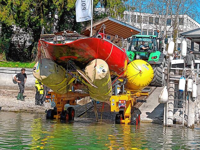 Zuerst werden Hebesäcke an dem Boot angebracht, dann wird es von Staad bis zur Polywerft an der Schänzlebrücke geschleppt und dort ...