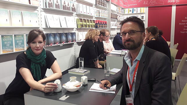 Melanie Mühl und SÜDKURIER-Redakteur Johannes Bruggaier auf der Frankfurter Buchmesse 2018.