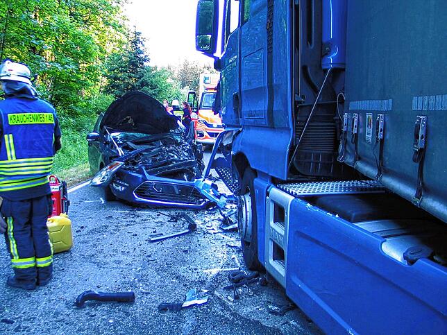Der Autofahrer kam auf die Gegenfahrbahn, wo er frontal mit einem Lastwagen zusammenstieß.
