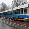 Panne auf der A98: Ein mit einer Zürcher Tram beladener Schwertransport steht am 11. Dezember an der Autobahnausfahrt Lörrach-Ost.