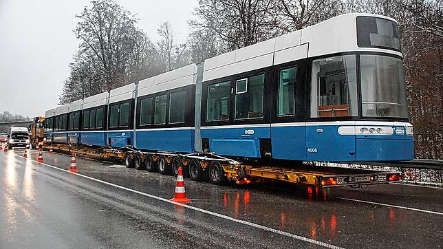 Panne auf der A98: Ein mit einer Zürcher Tram beladener Schwertransport steht am 11. Dezember an der Autobahnausfahrt Lörrach-Ost.
