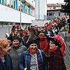 Obwohl die Schlange vor der Jahnhalle so lang ist, sind die Besucher gut gelaunt.