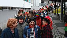 Obwohl die Schlange vor der Jahnhalle so lang ist, sind die Besucher gut gelaunt.