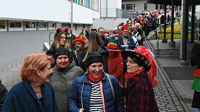 Obwohl die Schlange vor der Jahnhalle so lang ist, sind die Besucher gut gelaunt.