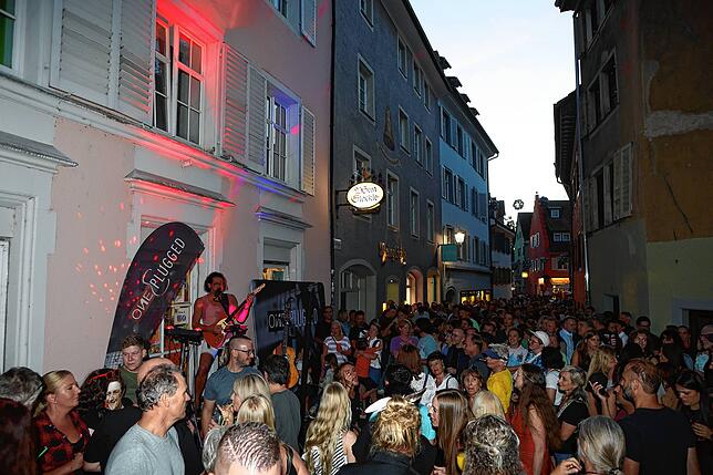 Bild 13: Konstanz: Die Niederburg lädt zum Gassenfreitag und die Besucher tanzen an