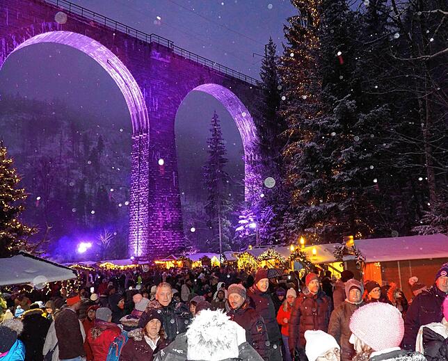 Das in buntes Licht getauchte Viadukt ist ein mächtiger Blickfang auf dem Weihnachtsmarkt. Unser Bild stammt von Dezember 2022.