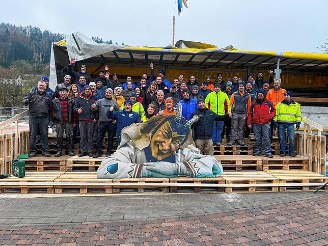 Der erste große Aufbau ist erledigt: Am Wochenende waren die Mitglieder der Geißenzunft Weizen fleißig und haben unter anderem die ...