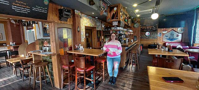 Esin Arslan im Logan‘s in der Reichenaustraße. Die gelernte Steuerfachangestellte kümmert sich primär um die Büroarbeit des ...