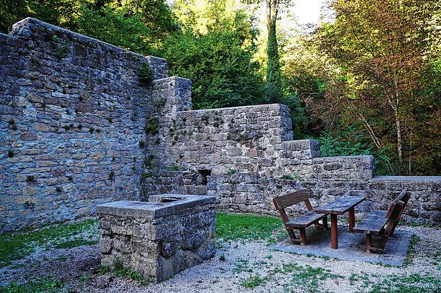 In der Ruine der Mühle gibt es eine Grillstelle, die zum Verweilen einlädt.