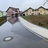 Der dunklere Asphalt auf der rechten Seite zeigt an, um welche Fläche es im Enteigungsverfahren ging.