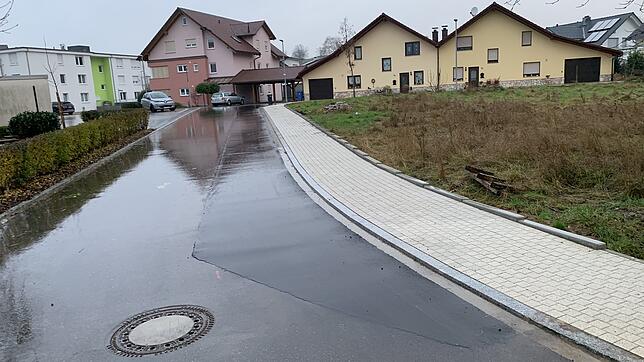 Der dunklere Asphalt auf der rechten Seite zeigt an, um welche Fläche es im Enteigungsverfahren ging.