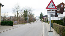 Eine geeignete Stelle für einen Zebrastreifen ist an der Fritz-Kopp-Straße schwer zu finden. Mal gibt es nur auf einer Seite einen ...