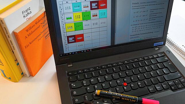 Stundenplan und Formelsammlung auf dem Computerdisplay, daneben Bücher und Schreibzeug &ndash; so sieht in Zukunft der Unterricht daheim ...