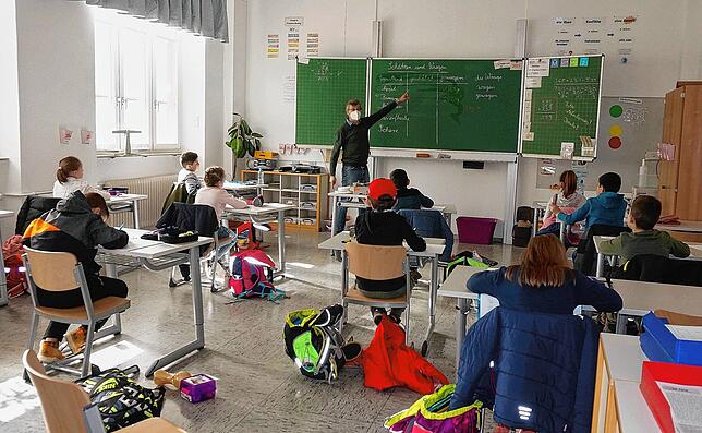 Das Bild einer dritten Klasse der Hans-Thomas-Schule Tiengen, die in kleineren Lerngruppen unterrichtet wird. (aufgenommen am 23. ...