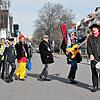 Eine musikalische Abordnung der Villinger Stadtführer zieht am Donnerstagmorgen durch die Straßen. Angesichts des Angriffs Russlands auf ...