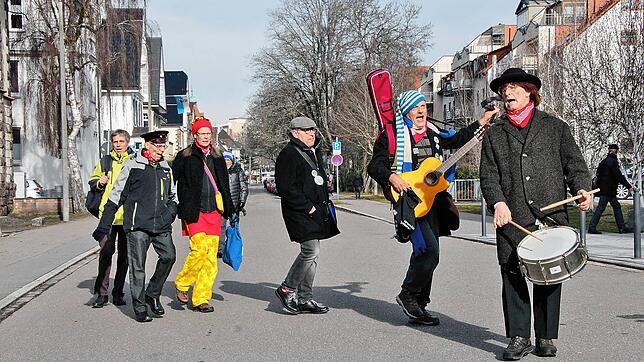Eine musikalische Abordnung der Villinger Stadtführer zieht am Donnerstagmorgen durch die Straßen. Angesichts des Angriffs Russlands auf ...