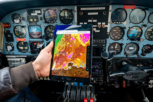 Das ist ab diesem Jahr neu. Per Funk wird die aktuelle Wetterlage ins Cockpit des Hagelfliegers übertragen.