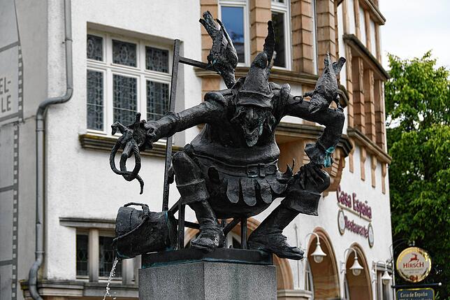 Der Singener Erznarr Poppele als Bronzestandbild auf dem Narrenbrunnen von Gero Hellmuth beim Rathaus.