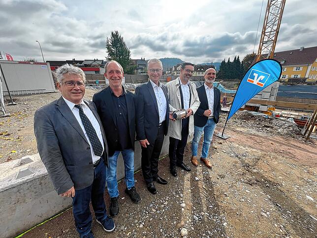 Symbolische Grundsteinlegung (von links): Bürgermeisterstellvertreter Michael Maier, Architekt Jörg Wegfahrt, der scheidende ...