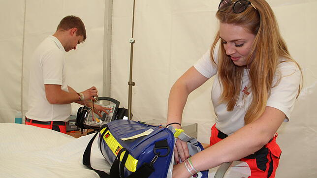 Daniel Gretz, Sanitäter, und Anna Lena Neuburger, Rettungssanitäterin, bei der Kontrolle der Ausrüstung in der Intensivstation der ...