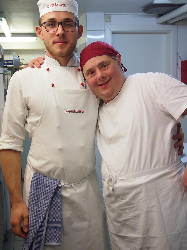 Gute Stimmung in der Küche: Nikolaus Schneider (links), 21, hat im Lagerhäusle seine Kochlehre gemacht. Er arbeitet gern mit Matthias ...