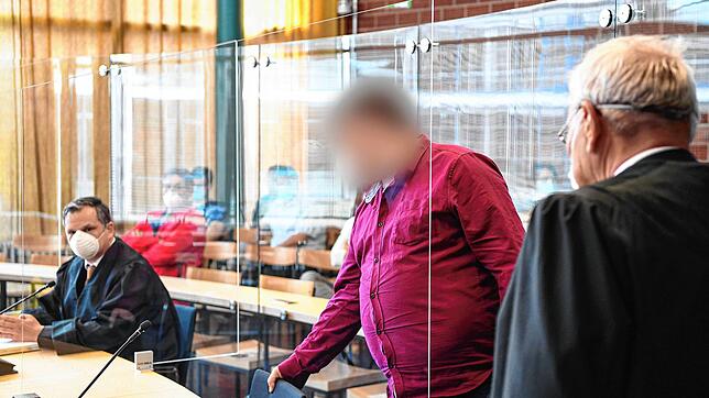 Ende nach 99 Verhandlungstagen: Der Hauptangeklagte des so genannten Konstanzer Mafia-Prozesses (M) nimmt vor der Urteilsverkündung im ...