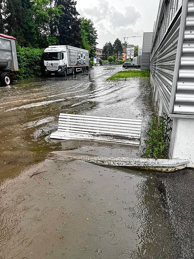Land unter auch für dieses Pausenbänkle von Mitarbeitern. Bild: Feuerwehr VS