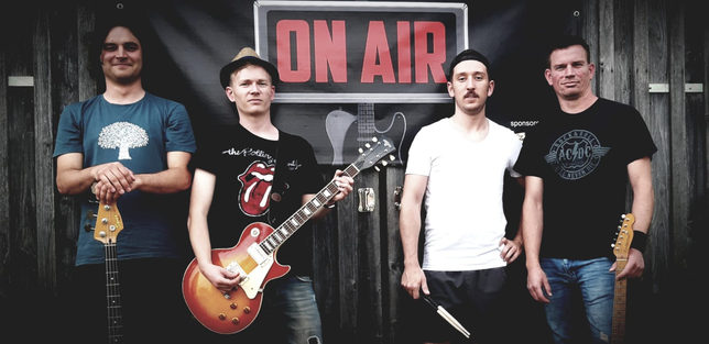 Die Band On Air (von links): Lukas Stumpp (Bass), Marcel Matheis (Gesang/Gitarre), Samuel Riedmüller (Schlagzeug), Holger Matheis ...