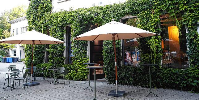Augustinerplatz 7 im September. Aus der ehemaligen Apotheke ist inzwischen eine Weinbar geworden.