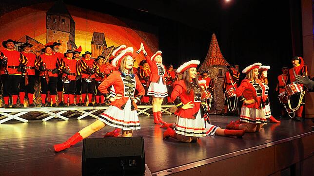 Die Eröffnung der Narrenspiele mit Fanfarenzug und Gardemädchen.