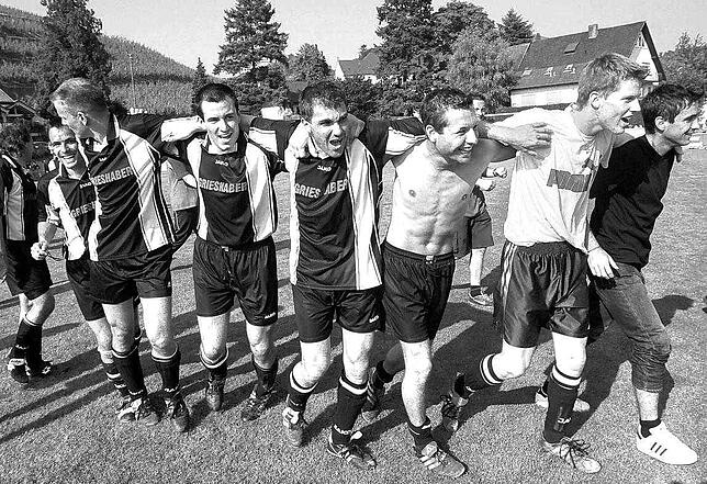 Jubel: Zuletzt durfte der SV 08 Laufenburg nach einem dramatischen Relegationsspiel beim TuS Durbach mit Michael Wasmer, Frank Thomae, ...