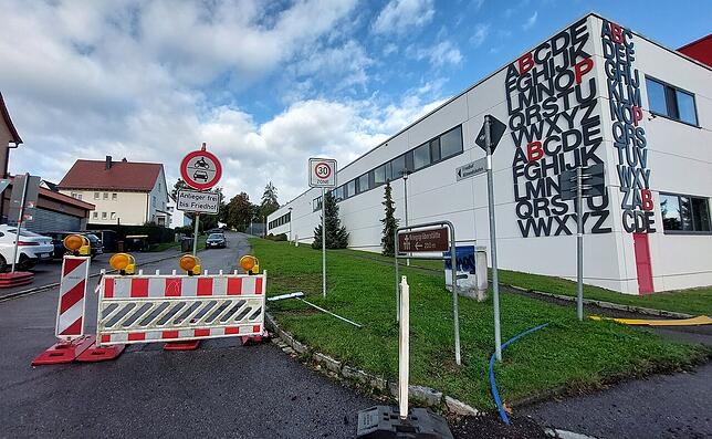 Durch die Sperrung der Friedrich-Ebert-Straße sind auch an anderer Stelle, hier die Schellenbergstraße, Warnbarken aufgestellt. Die ...
