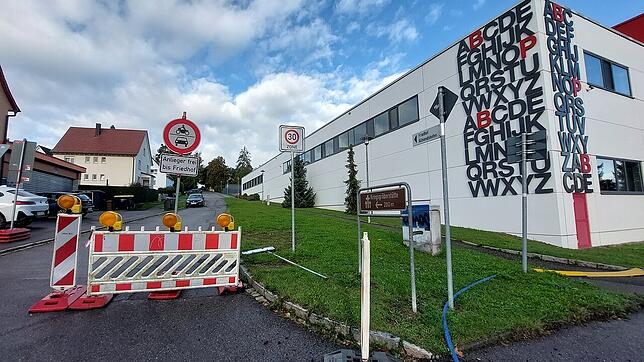 Durch die Sperrung der Friedrich-Ebert-Straße sind auch an anderer Stelle, hier die Schellenbergstraße, Warnbarken aufgestellt. Die ...