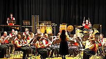 Ein fulminantes Konzert unter dem Motto „Bunt“ präsentiert die Kurkapelle Schonach im Haus des Gastes. Bilder: Hans-Jürgen Kommert