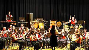 Ein fulminantes Konzert unter dem Motto „Bunt“ präsentiert die Kurkapelle Schonach im Haus des Gastes. Bilder: Hans-Jürgen Kommert