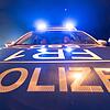 ARCHIV – Ein Polizeifahrzeug steht am 03.12.2016 während einer Verkehrskontrolle in Freiburg (Baden-Württemberg) mit Blaulicht auf der ...