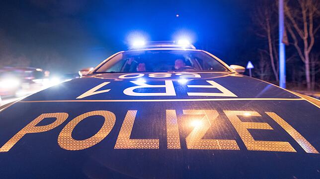 ARCHIV – Ein Polizeifahrzeug steht am 03.12.2016 während einer Verkehrskontrolle in Freiburg (Baden-Württemberg) mit Blaulicht auf der ...