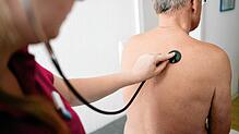 Eine Medizinerin untersucht einen Patienten mit einem Stethoskop. Vermutlich wird er nicht ohne eine Verschreibung die Praxis verlassen.