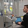 Mario Klökler steht im 3. Ausbildungsjahr bei Diehl Defense. Der angehende Mechatroniker hat die Abläufe des Greifautomaten programmiert.