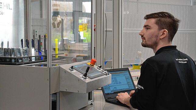 Mario Klökler steht im 3. Ausbildungsjahr bei Diehl Defense. Der angehende Mechatroniker hat die Abläufe des Greifautomaten programmiert.