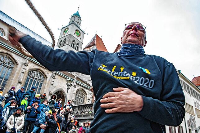 Herbert Künst aus Überlingen war einer der ersten, die um Punkt 12 Uhr die Fastnacht einschnellten.